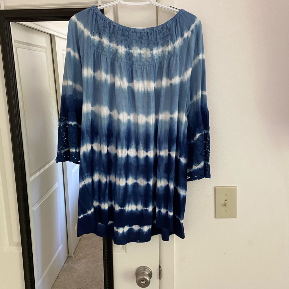 Women’s Shirts - Picture 3 of 7